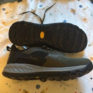 Never worn size 11 men’s propet hiking sneakers